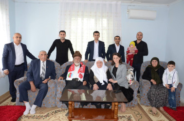 Saatlı Rayon İcra Hakimiyyətinin kollektivi rayonun uzunömürlü ailələrini ziyarət ediblər
