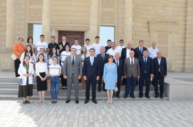 Saatlı Rayon İcra Hakimiyyətinin başçısı Elmir Bağırov yüksək bal toplamış tələbələrlə görüş keçirdi