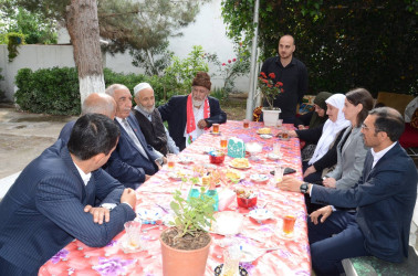 Saatlı Rayon İcra Hakimiyyətinin kollektivi rayonun uzunömürlü ailələrini ziyarət ediblər